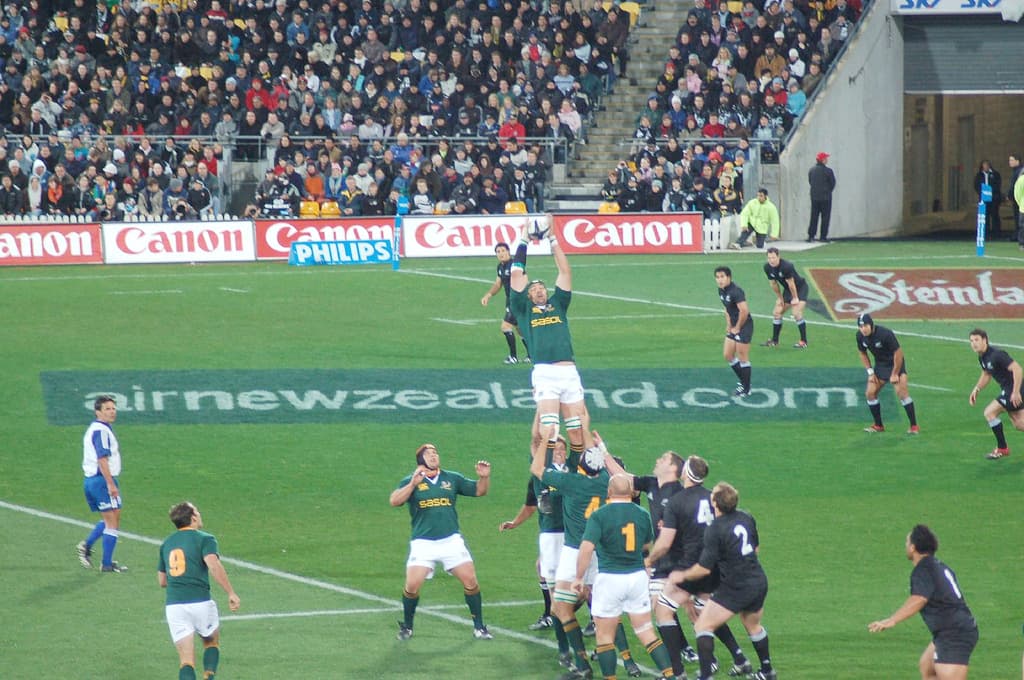 Victor Matfield wins a lineout for the Springboks against the All Blacks, 2006